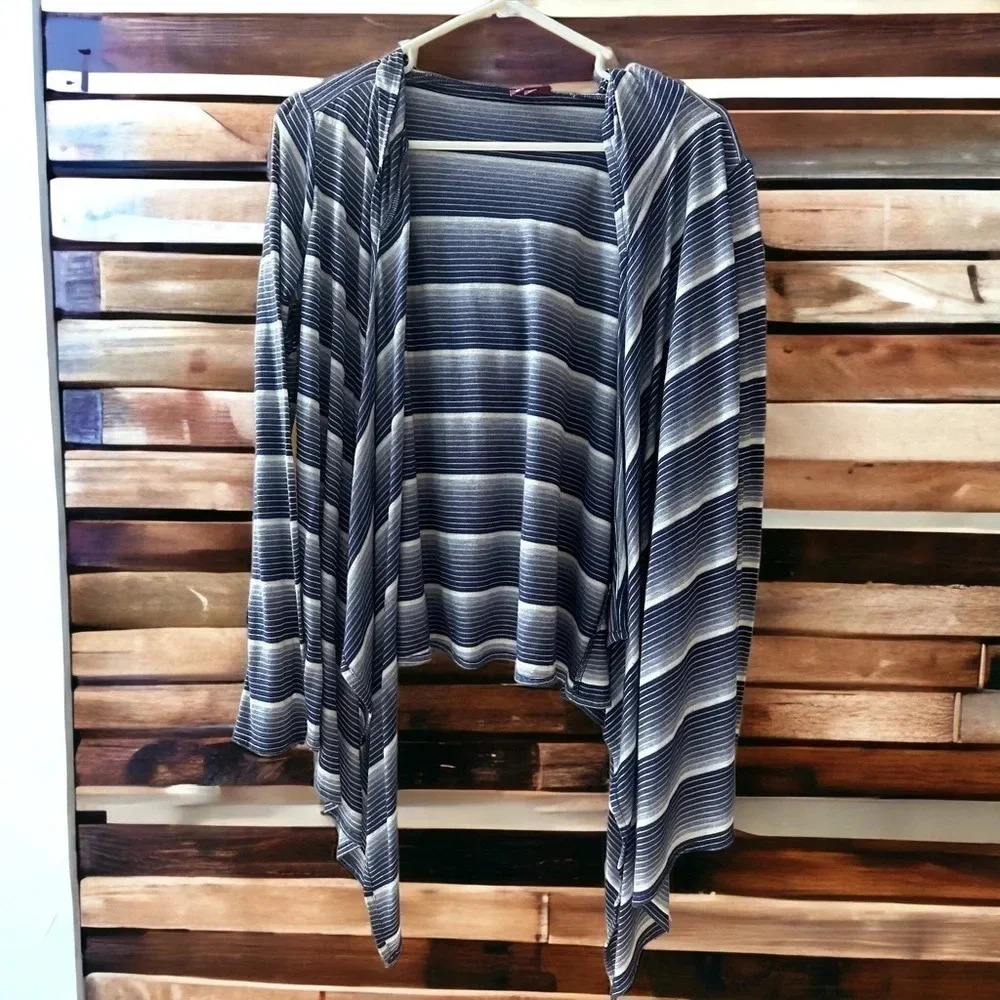 Salaam woman’s tie front cardigan wrap. Lightweight. Size medium